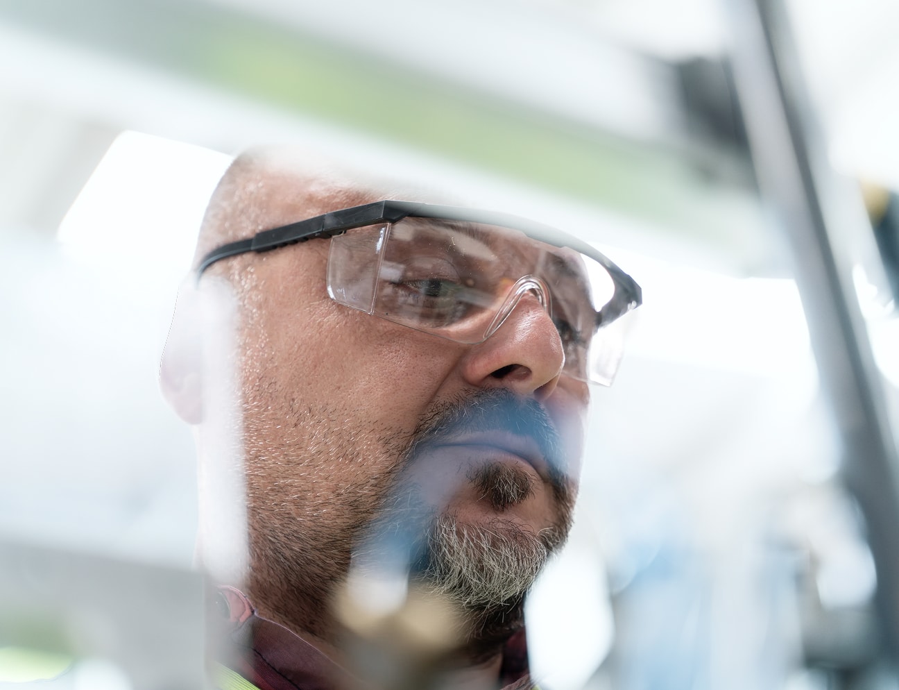 Nahaufnahme eines Mitarbeiters mit Schutzbrille