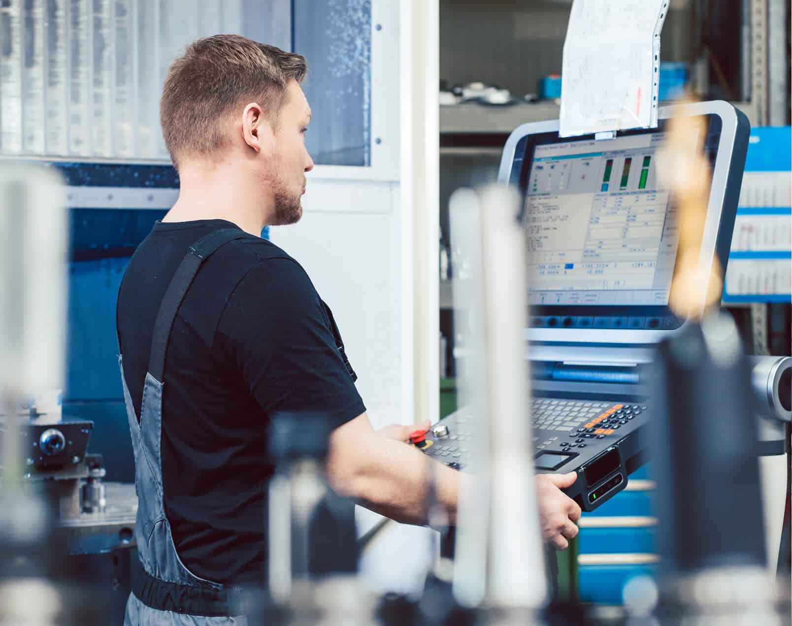 Mitarbeiter bedient eine Prüfanlage für die automatisierte Qualitätsprüfung