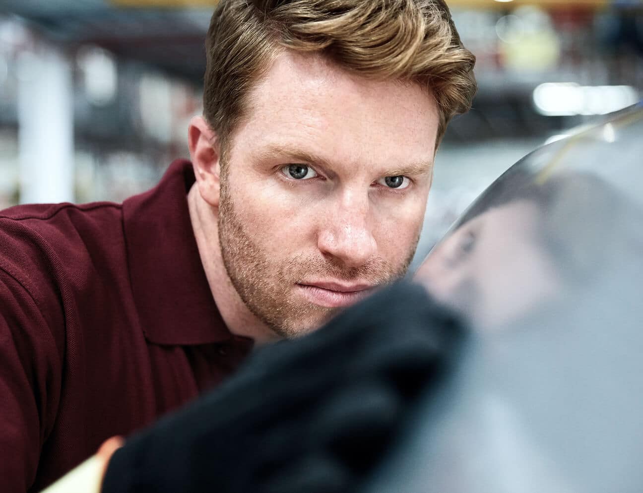 Resident Quality Engineer der BBW Group prüft ein Bauteil vor Ort